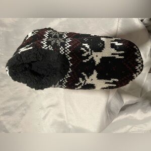 😵‍💫3/$12 NWOT Cozy Black and Cream Reindeer Slippers